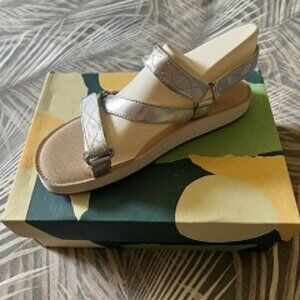 NEW in BOX EARTH Women's SYLT SABA Light Silver Slingback Sandals Size 10